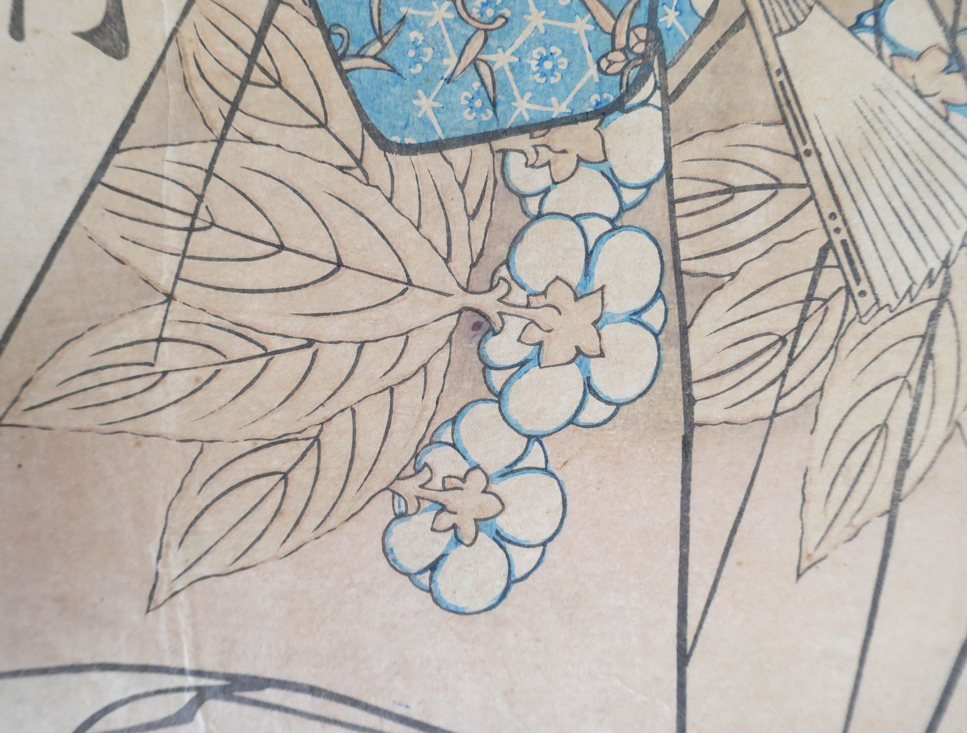Fleurs et feuillage décoratifs sur les vêtements du personnage dans une estampe japonaise du XIXe siècle