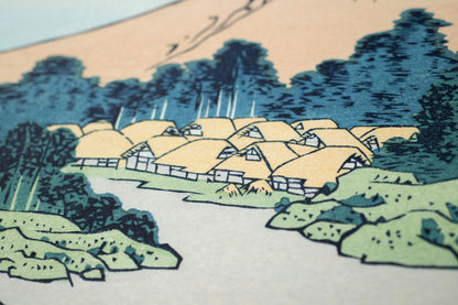 Détail des maisons traditionnelles japonaises dans Kōshū Misaka suimen, véritable estampe japonaise Hokusai rééditée par Yūyūdō.