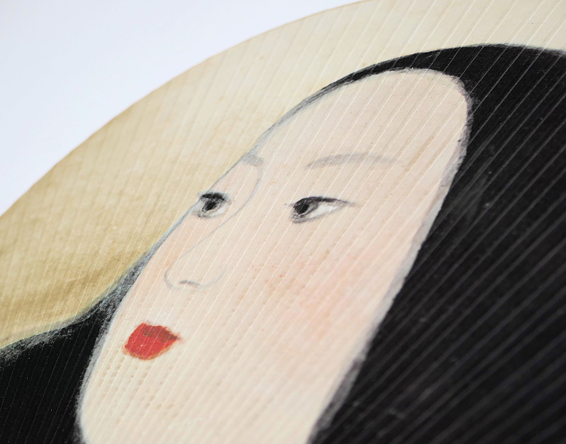 Détail du visage féminin sur uchiwa japonais Mitsukoshi, décor de style bijin-ga XXème avec longs cheveux noirs et lèvres rouges