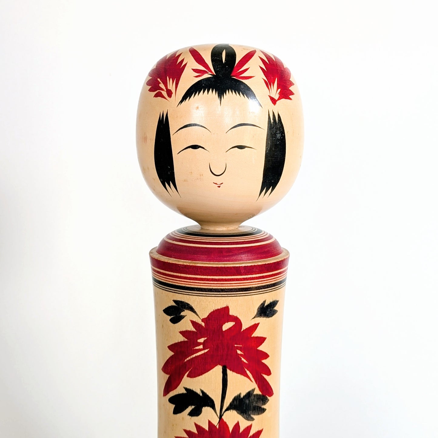 Détail du visage typique d’une poupée japonaise kokeshi artisanale traditionnelle