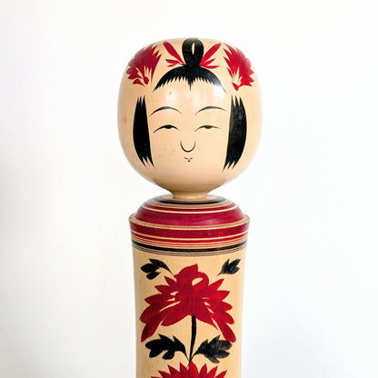 Détail du visage typique d’une poupée japonaise kokeshi artisanale traditionnelle