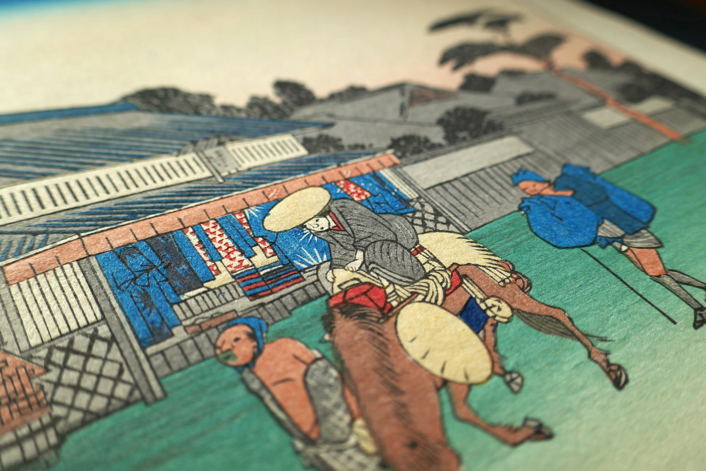 Détail du voyageur à cheval dans l’ukiyo-e de Utagawa Hiroshige, Narumi-juku sur la route du Tōkaidō, réédition japonaise ancienne
