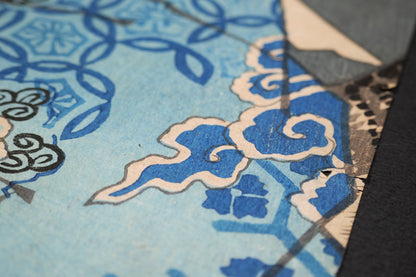 motifs bleus de nuages kumo d’époque sur l’estampe japonaise originale Minamoto Kurô Yoshitsune par Utagawa Kuniteru II.