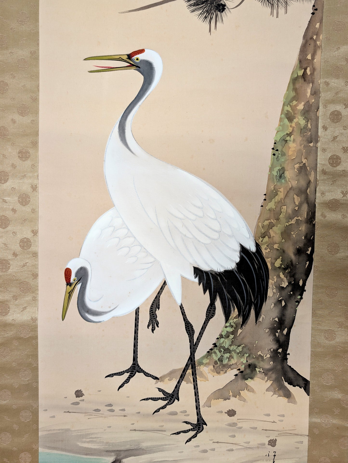 Détail des deux grues tsuru sous un pin, motif kachōga peint à la main sur soie dans ce kakemono japonais.