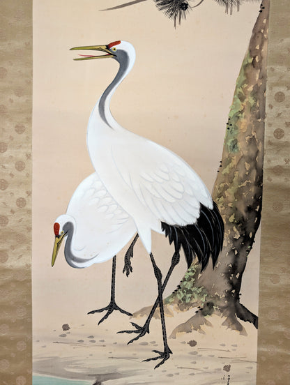 Détail des deux grues tsuru sous un pin, motif kachōga peint à la main sur soie dans ce kakemono japonais.