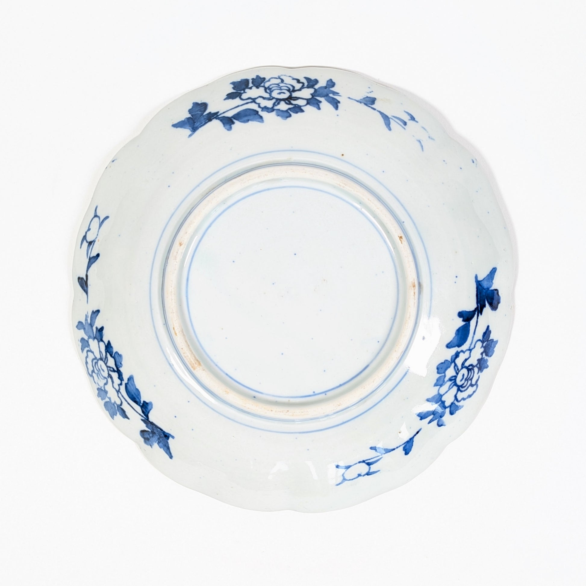 Dos d’assiette japonaise en porcelaine Arita avec décor bleu sometsuke floral