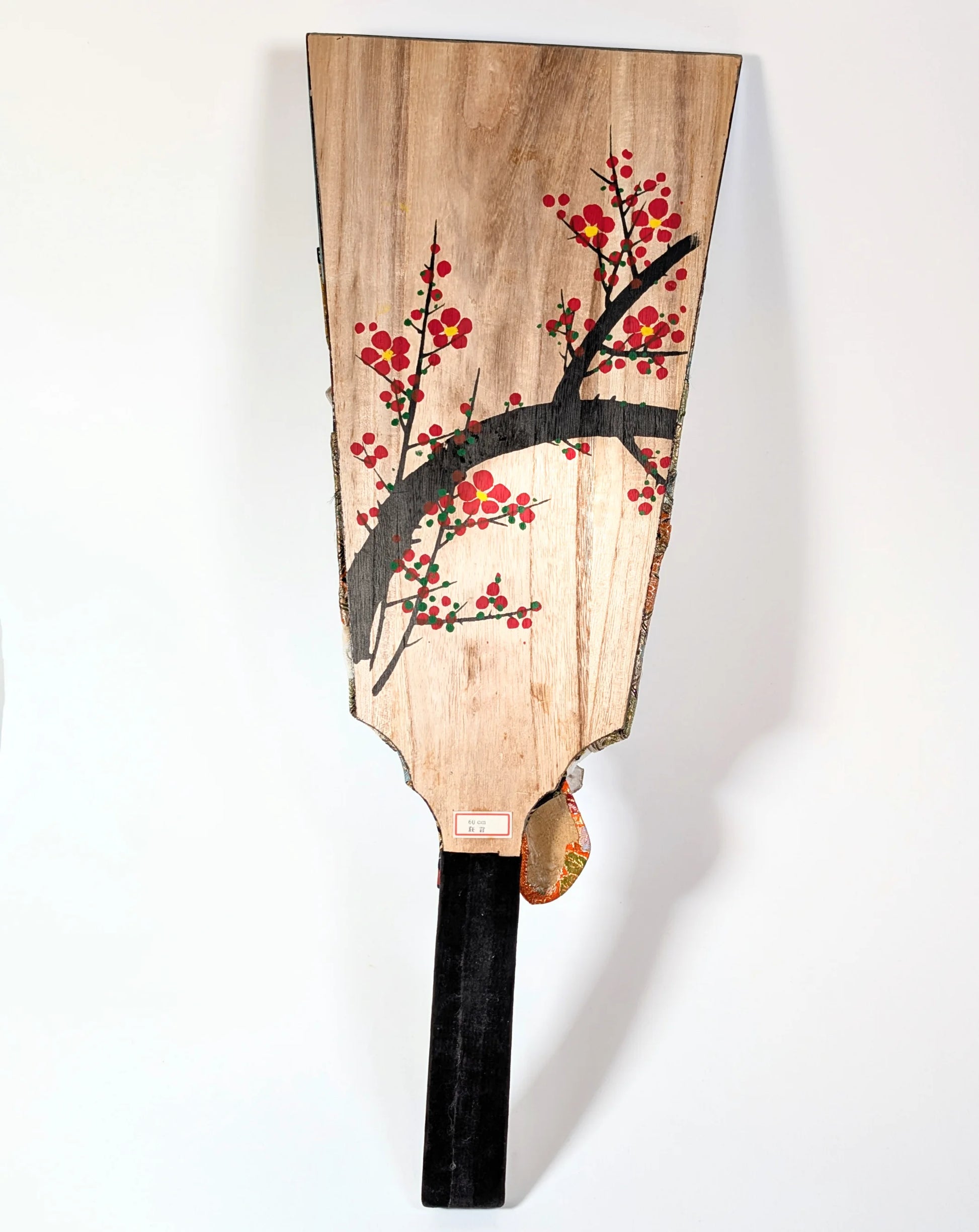 Dos d’une hagoita japonaise ancienne en bois peint, motif floral traditionnel
