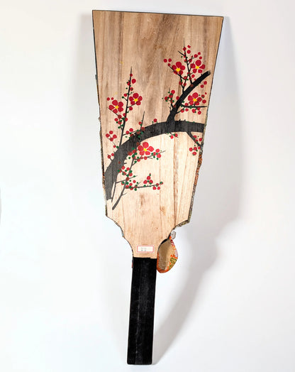 Dos d’une hagoita japonaise ancienne en bois peint, motif floral traditionnel