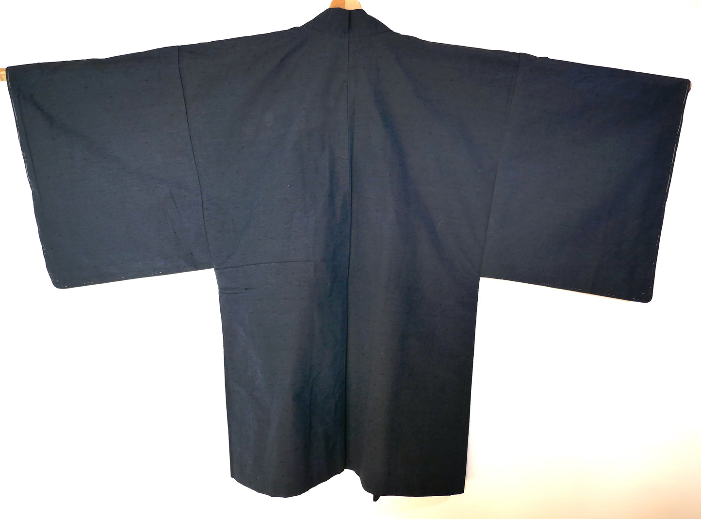 Vue de dos d’un haori japonais traditionnel pour homme en soie bleu foncé