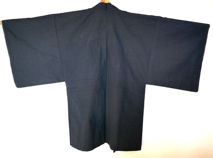 Vue de dos d’un haori japonais traditionnel pour homme en soie bleu foncé