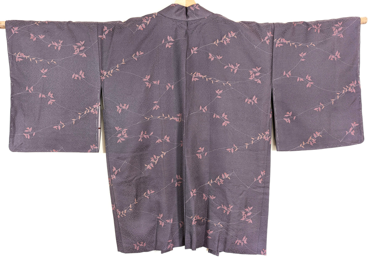 Vue de dos du haori japonais femme en soie violet grisé, entièrement décoré de délicats rameaux de nanten