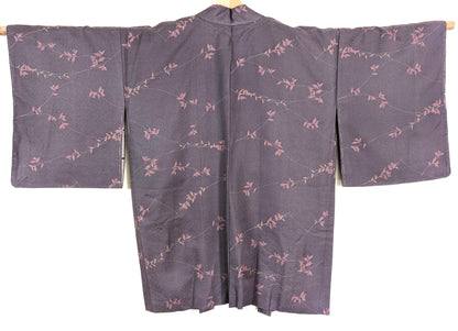 Vue de dos du haori japonais femme en soie violet grisé, entièrement décoré de délicats rameaux de nanten