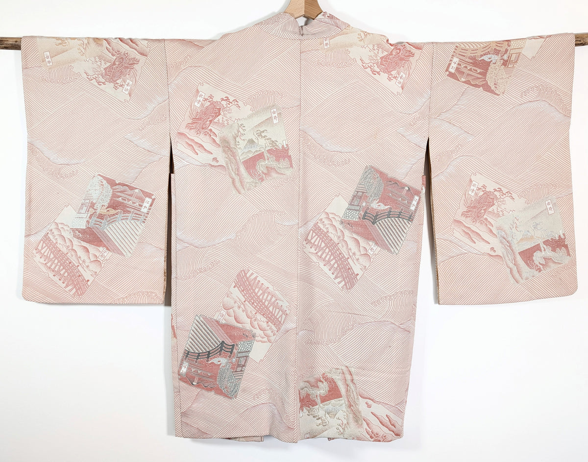 Dos du haori japonais vintage en pure soie, couvert de vagues stylisées et de scènes paysagères du Tōkaidō en brocart