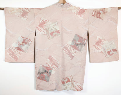 Dos du haori japonais vintage en pure soie, couvert de vagues stylisées et de scènes paysagères du Tōkaidō en brocart