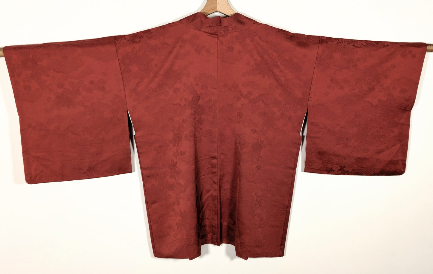 Dos d’un haori japonais vintage en soie terracotta avec motifs floraux et nuages traditionnels