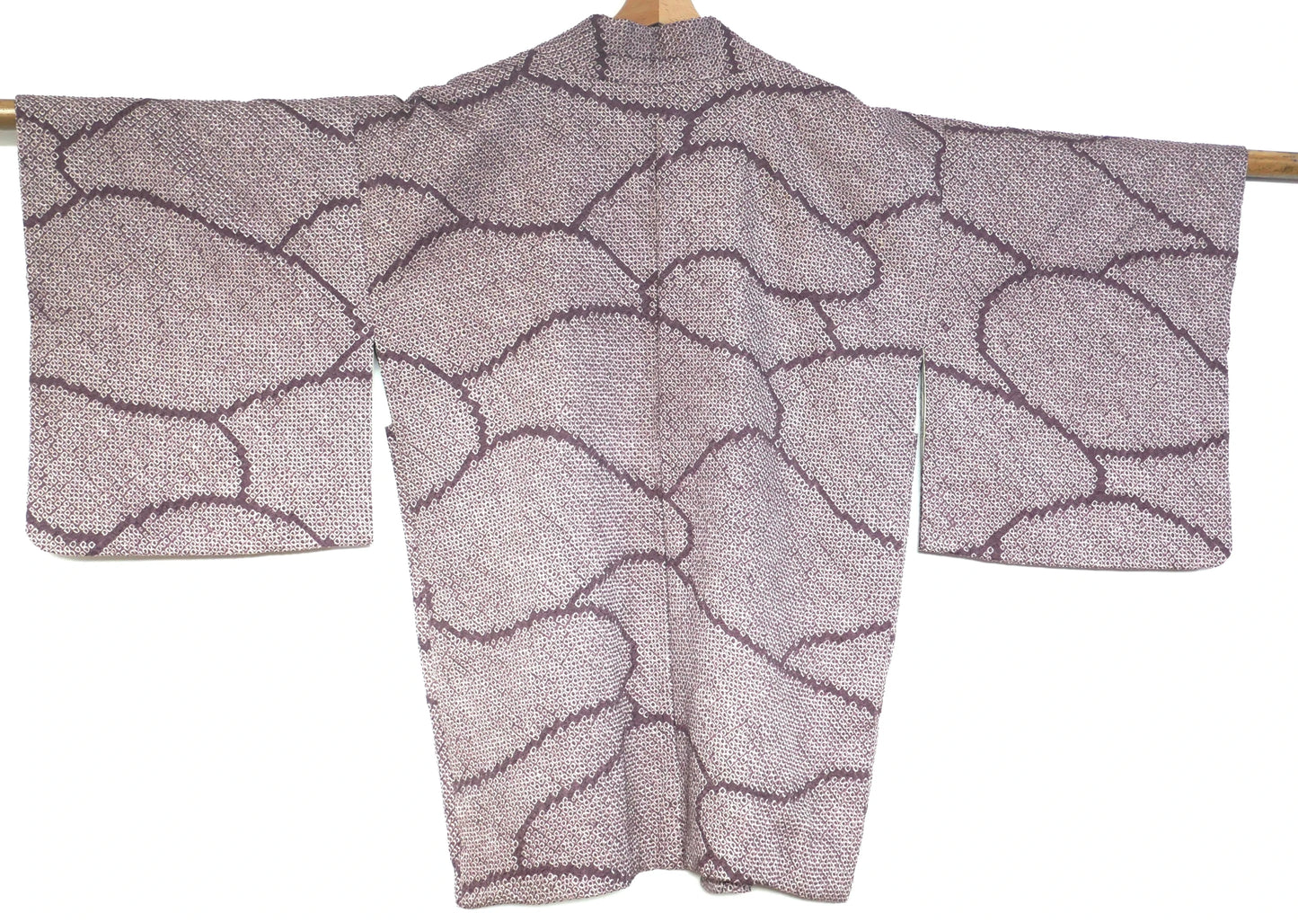 Vue arrière complète d’un haori japonais vintage, soie lavande avec shibori nuages kumo