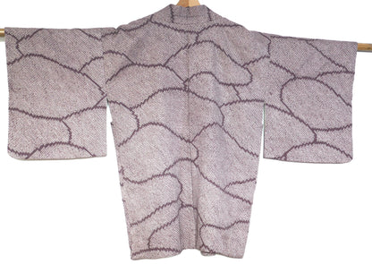 Vue arrière complète d’un haori japonais vintage, soie lavande avec shibori nuages kumo
