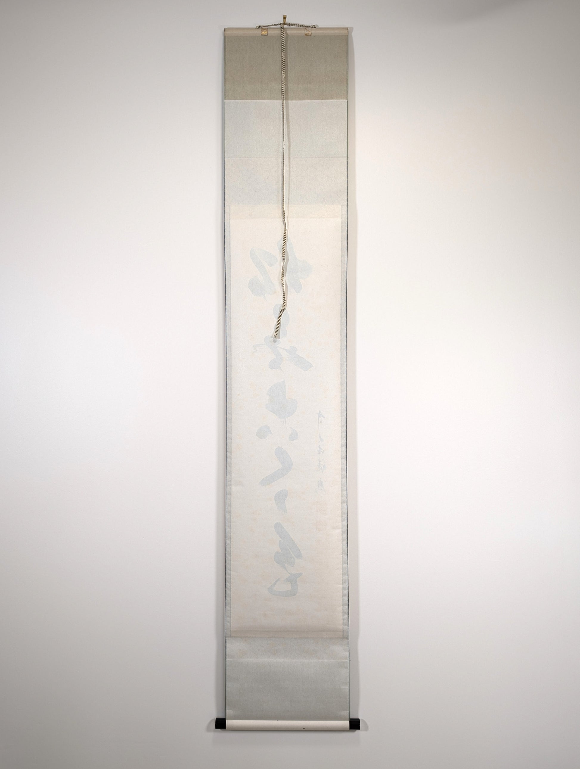 Dos du kakejiku japonais montrant le papier washi, le cordon kakehimo et la calligraphie zen visible en transparence
