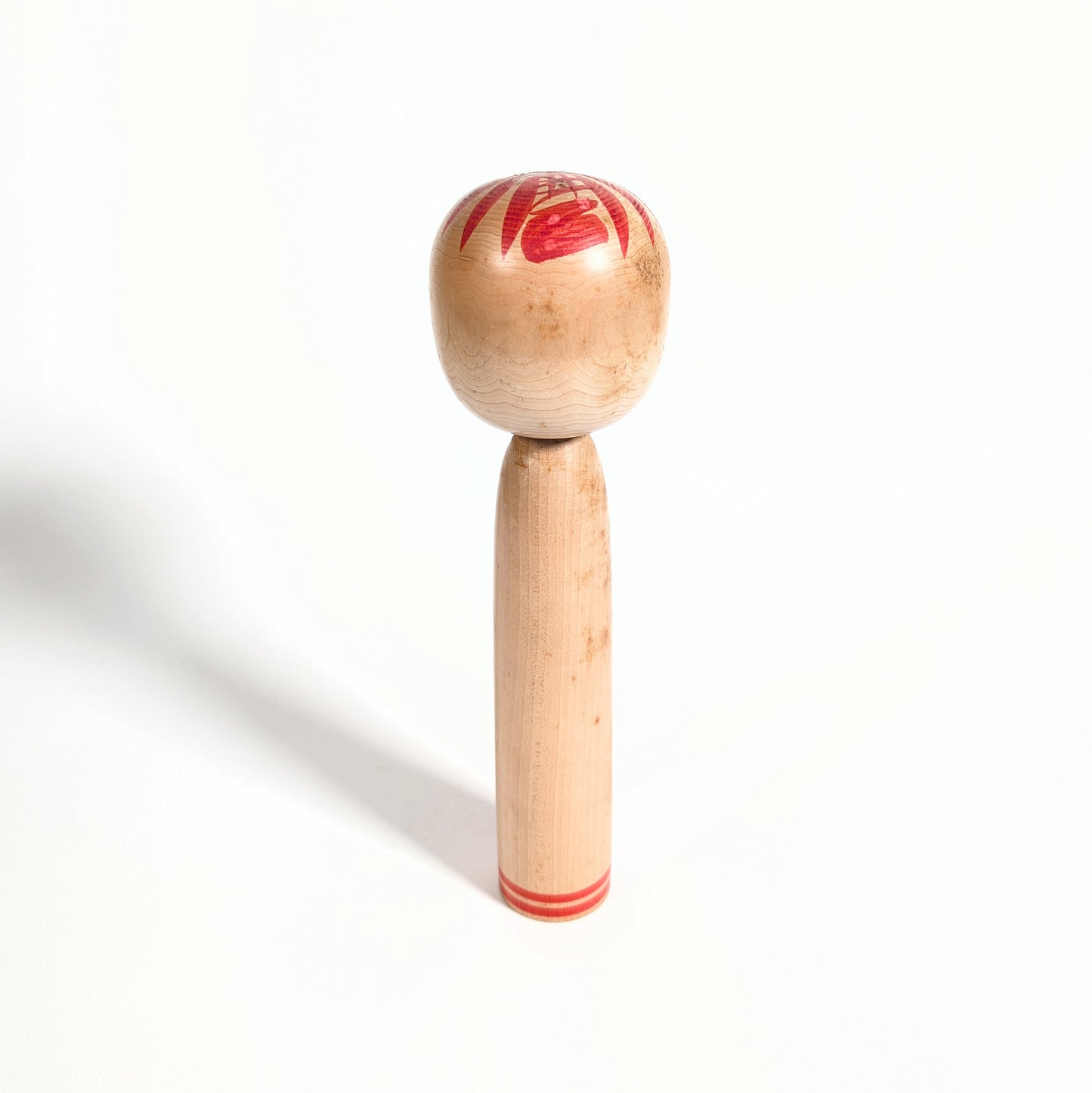 Arrière d’une kokeshi japonaise Togatta en bois naturel, sculpture artisanale ancienne