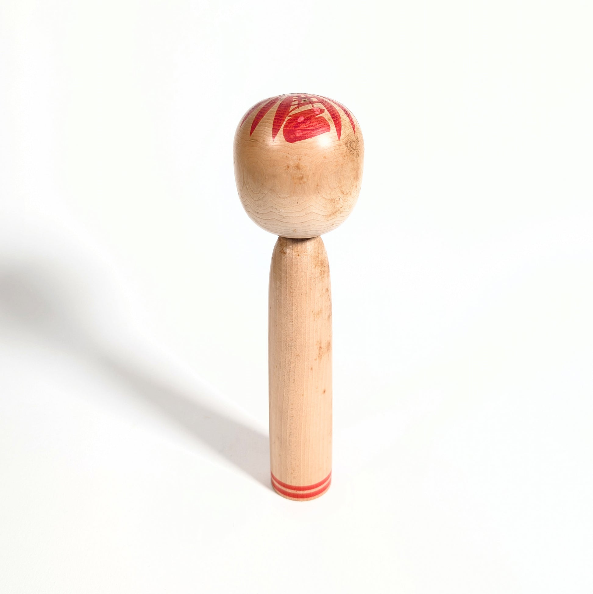 Arrière d’une kokeshi japonaise Togatta en bois naturel, sculpture artisanale ancienne
