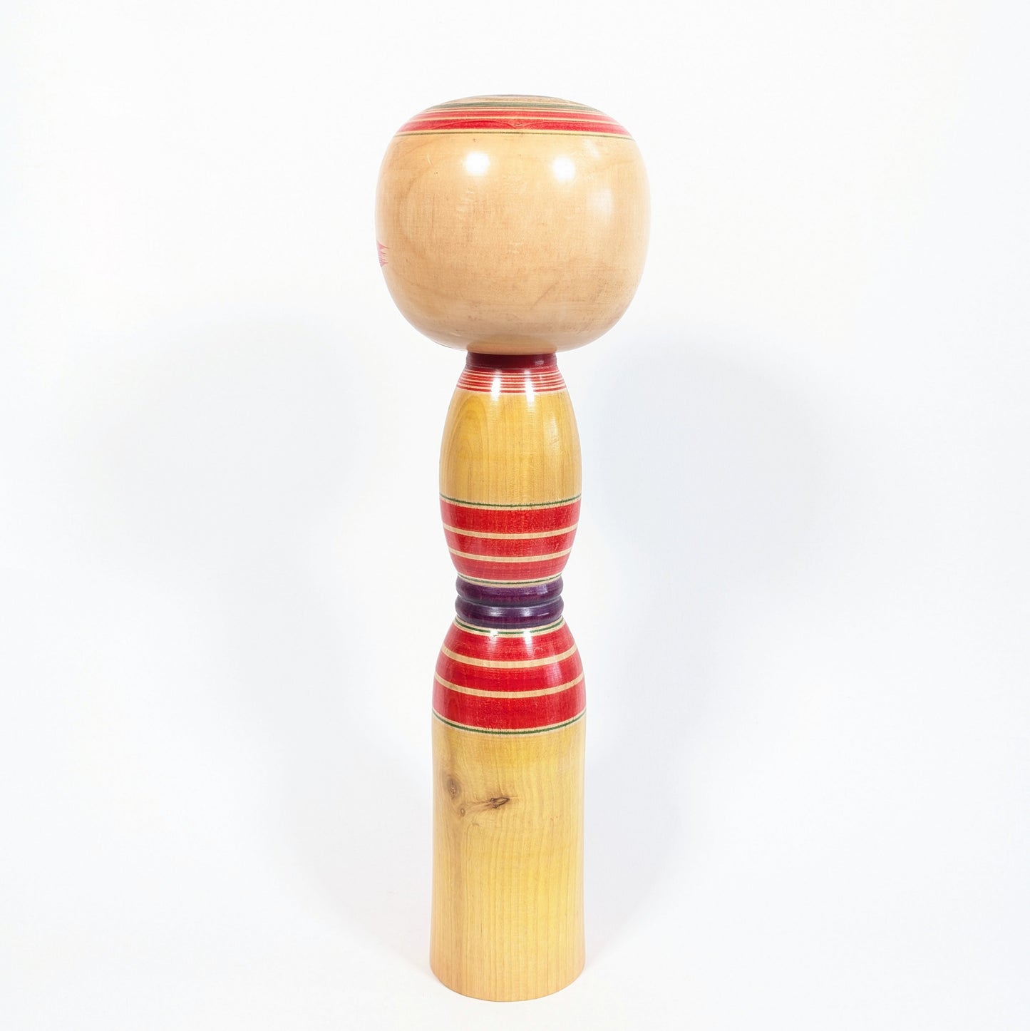 Dos d’une grande kokeshi japonaise Yajirō de 46 cm en bois tourné, décor traditionnel rouge, vert et violet avec belle patine vintage