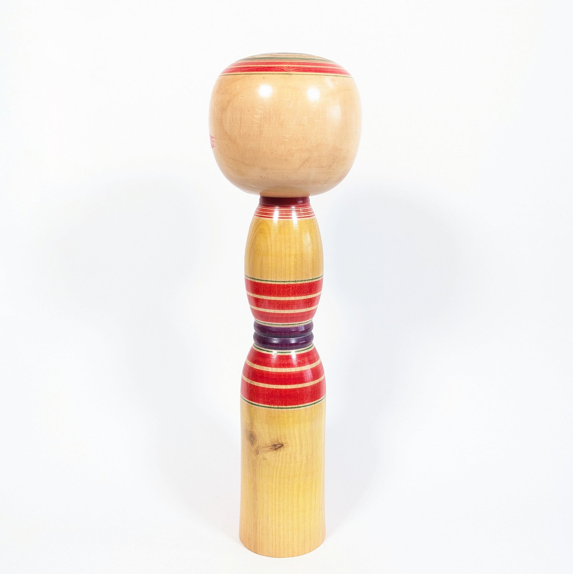 Dos d’une grande kokeshi japonaise Yajirō de 46 cm en bois tourné, décor traditionnel rouge, vert et violet avec belle patine vintage