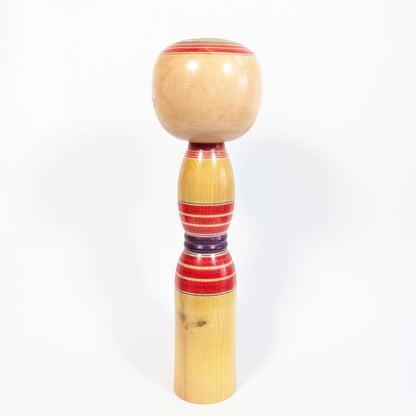 Dos d’une grande kokeshi japonaise Yajirō de 46 cm en bois tourné, décor traditionnel rouge, vert et violet avec belle patine vintage