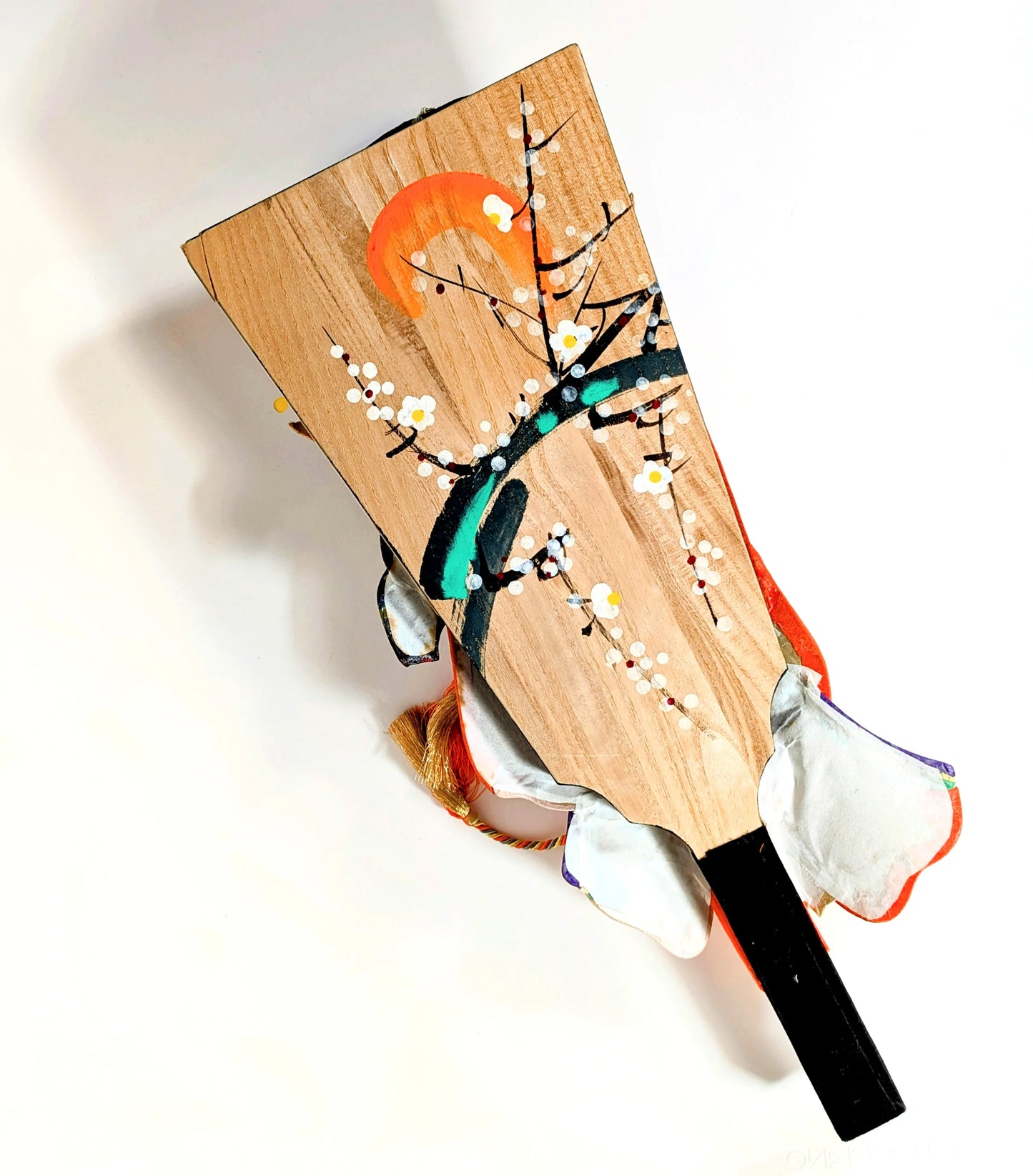 Dos d’une hagoita japonaise ancienne, bois peint à décor de sakura traditionnel