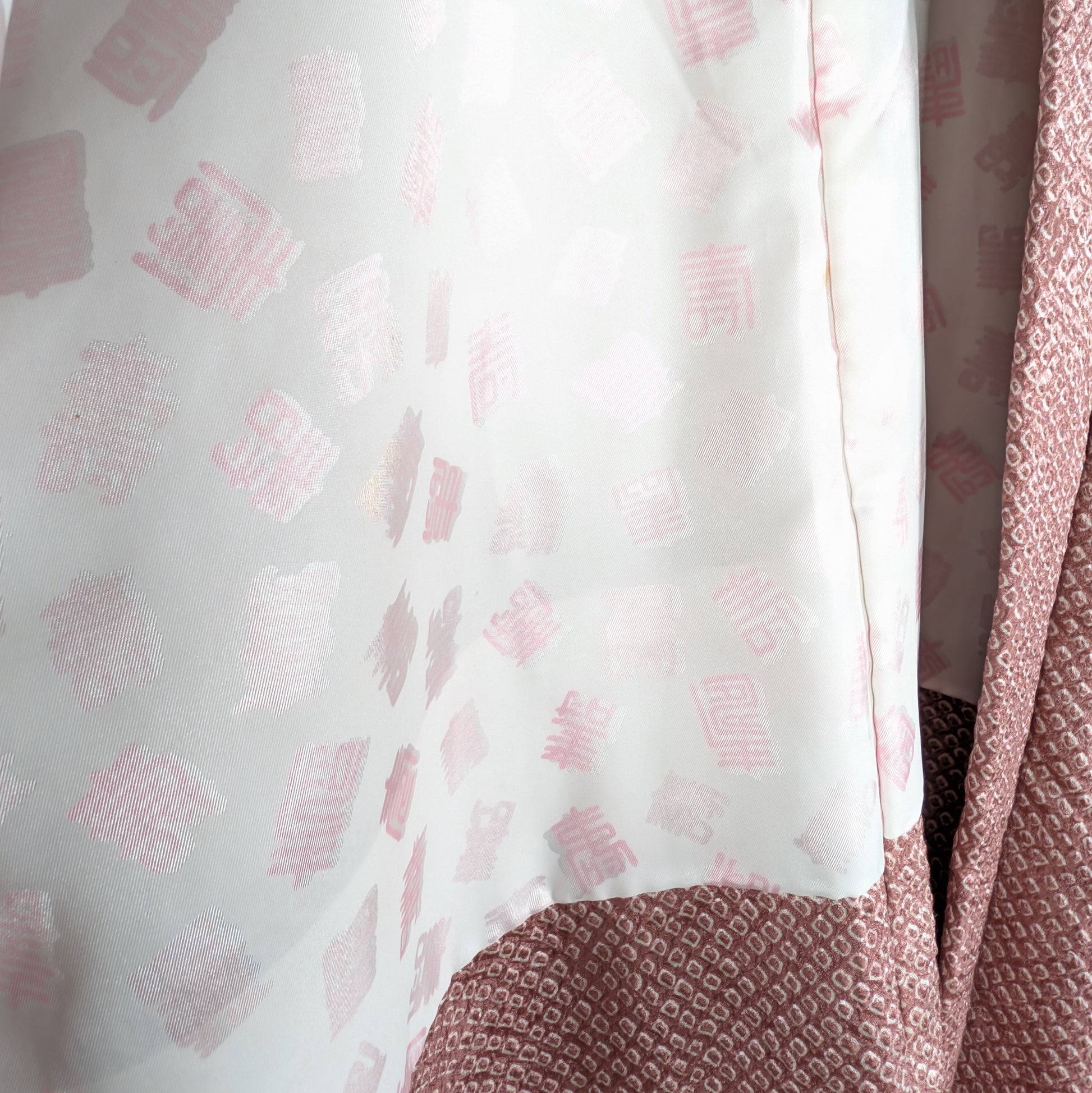 Doublure blanche de haori japonais avec motif kanji Kotobuki argenté et fond blanc