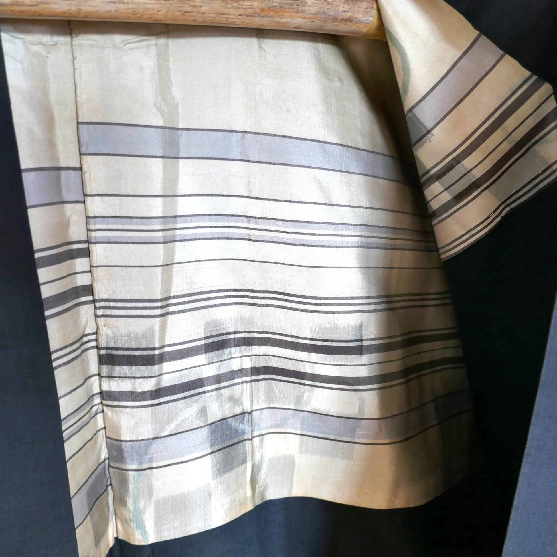 Détail de la doublure rayée d’un haori japonais pour homme, soie vintage