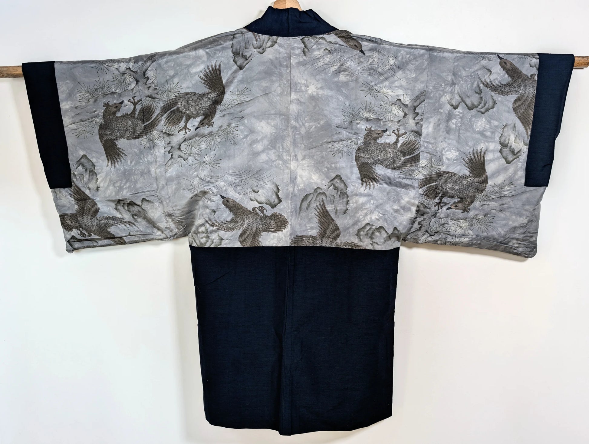 Vue complète de la doublure d’un haori japonais homme époque Shōwa à décor traditionnel