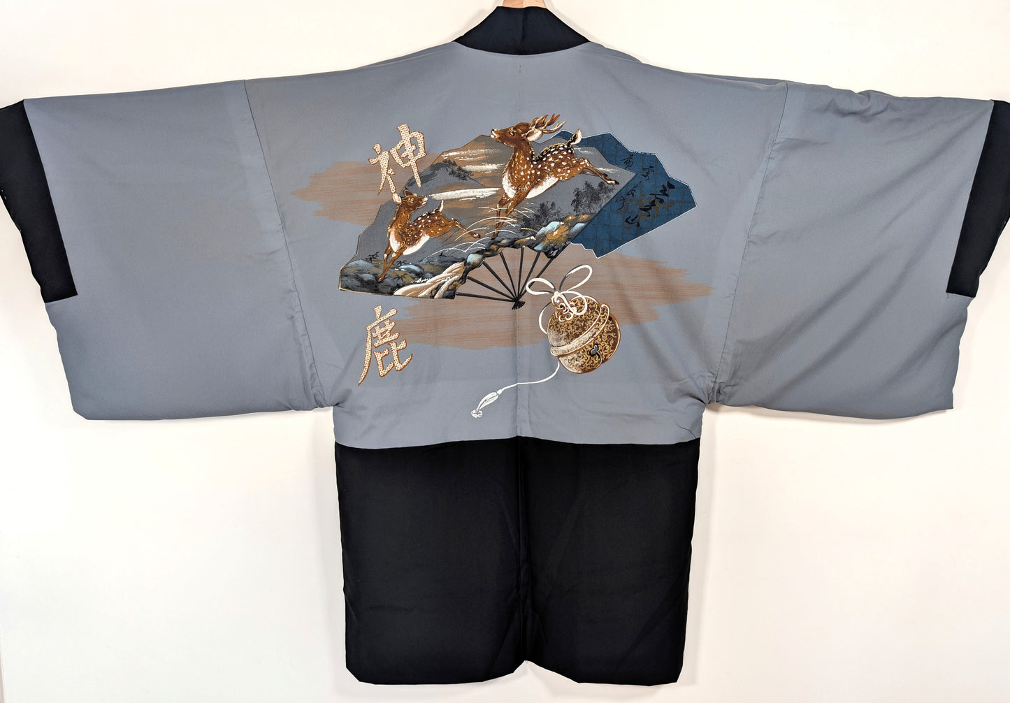 Doublure intérieure en soie d’un haori homme japonais avec shinroku, cerfs sacrés, éventail et clochette suzu peints à la main partiellement