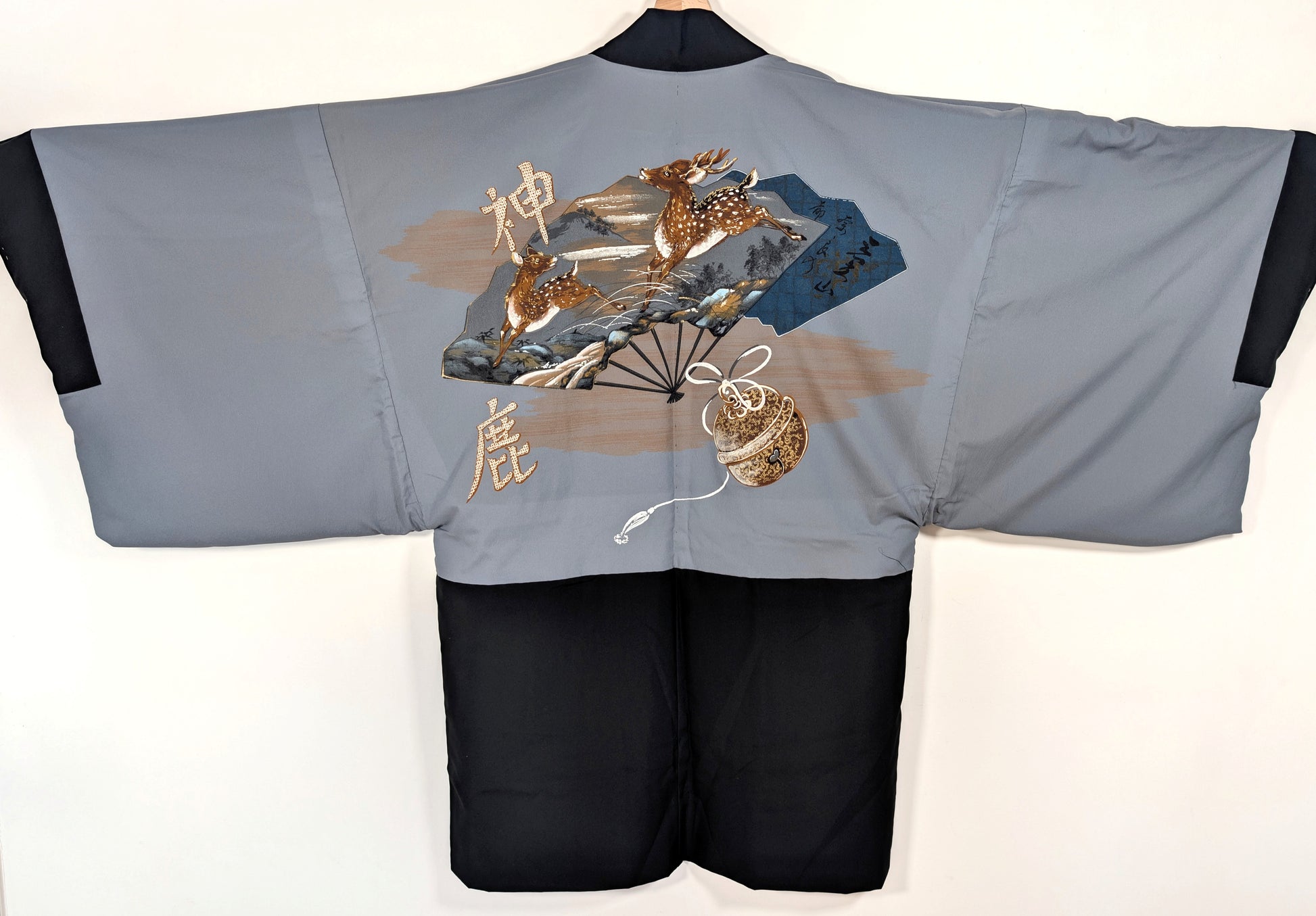 Doublure intérieure en soie d’un haori homme japonais avec shinroku, cerfs sacrés, éventail et clochette suzu peints à la main partiellement