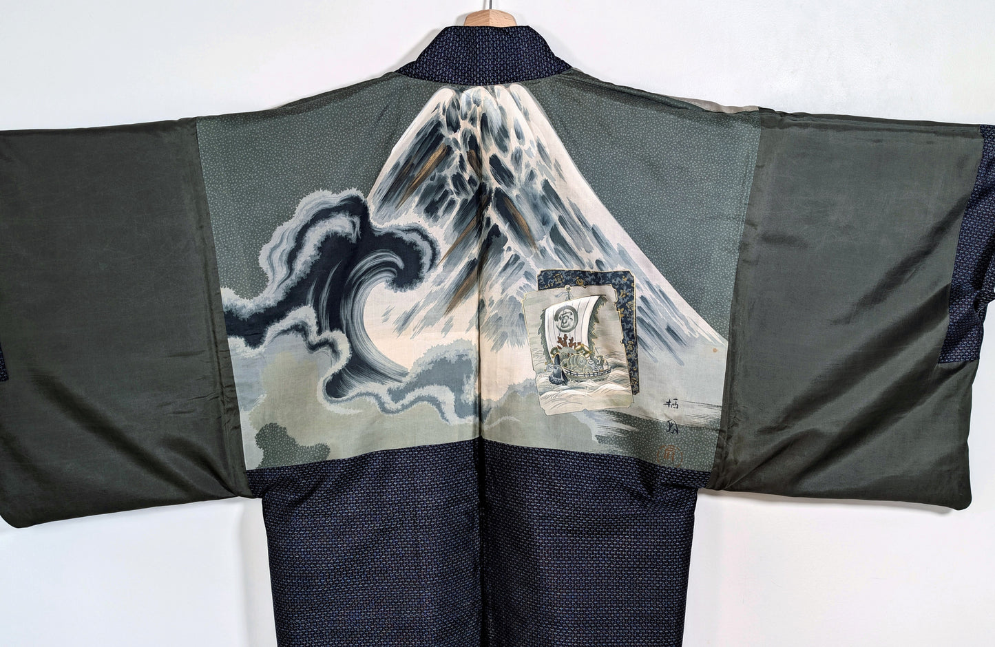 Doublure en soie de haori homme, probablement teinte au pochoir katazome, avec mont Fuji, vagues japonaises, bateau takarabune, rehauts dorés à la main et signature Seigetsu 栖月
