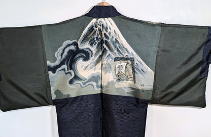 Doublure en soie de haori homme, probablement teinte au pochoir katazome, avec mont Fuji, vagues japonaises, bateau takarabune, rehauts dorés à la main et signature Seigetsu 栖月