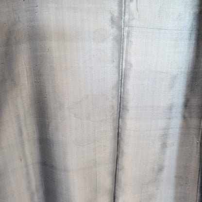 Gros plan sur la doublure grise patinée d’un haori homme vintage japonais en soie noire
