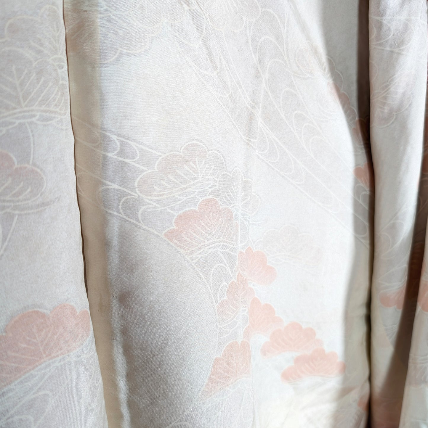 Doublure en soie d’un haori japonais époque Showa avec motif pin matsu stylisé, veste kimono traditionnelle vintage