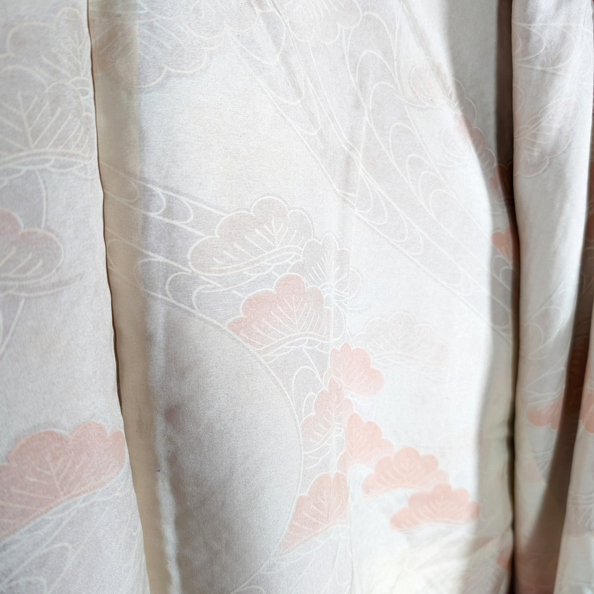 Doublure en soie d’un haori japonais époque Showa avec motif pin matsu stylisé, veste kimono traditionnelle vintage