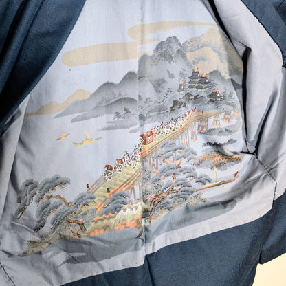 Doublure intérieure d’un haori japonais homme illustrée d’une scène ukiyo-e avec pont, château japonais, montagne et procession traditionnelle