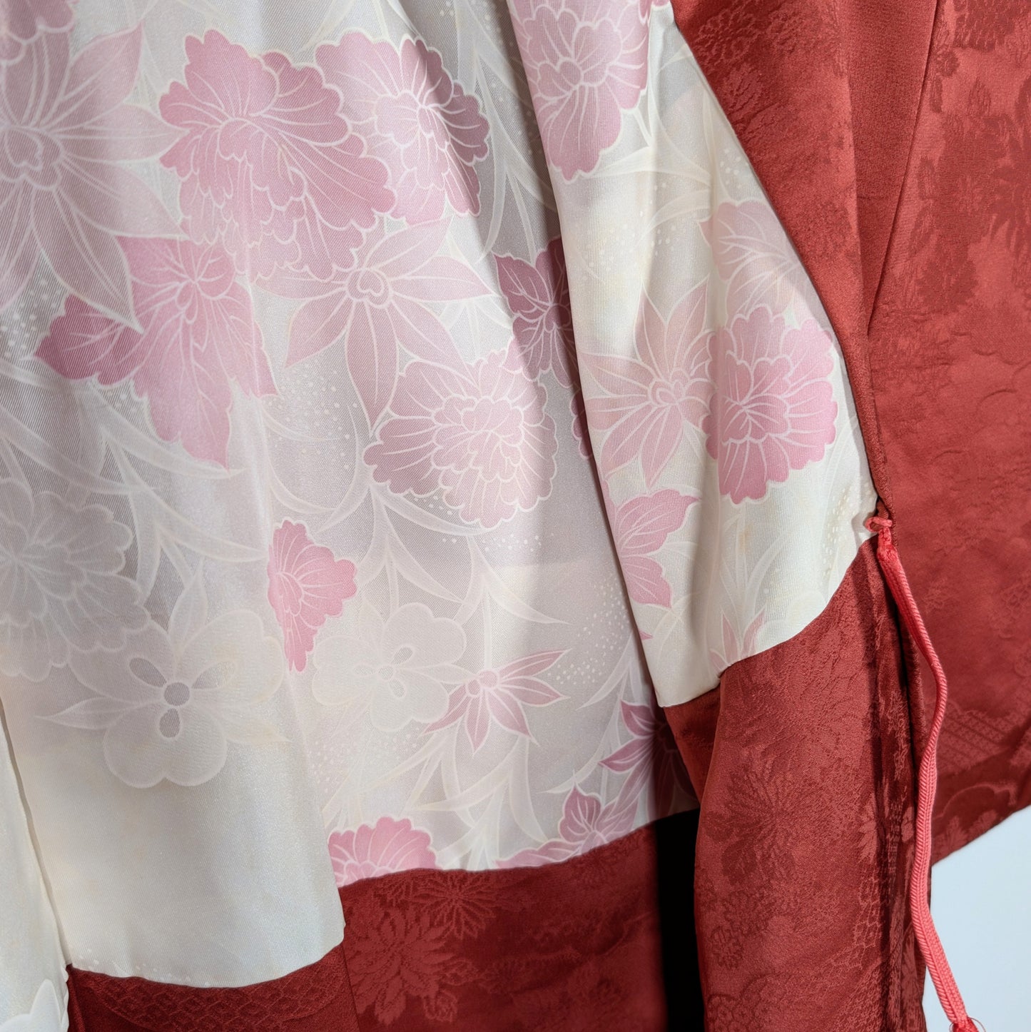 Doublure florale d’un haori japonais vintage en soie avec motifs de fleurs japonaises roses