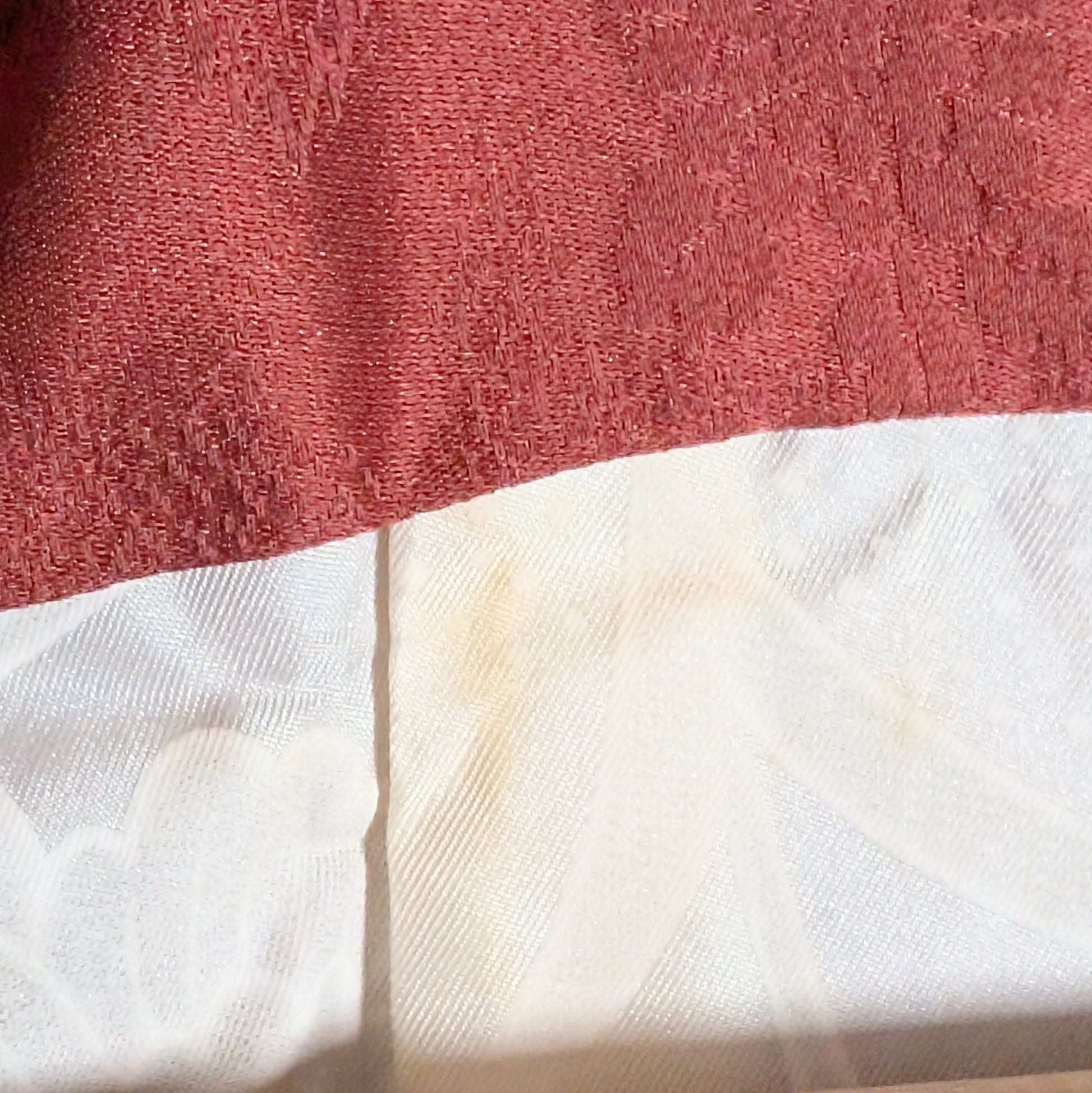 Petite tache sur la doublure intérieure d’un haori japonais vintage en soie, proche du col
