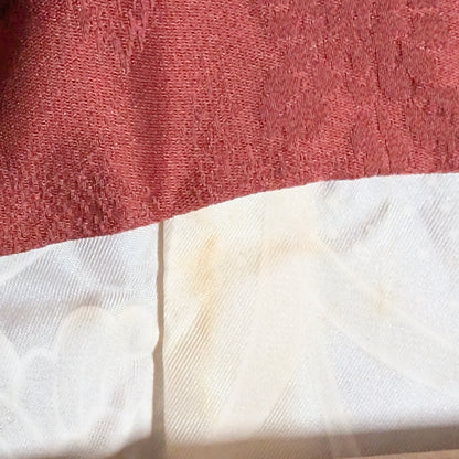 Petite tache sur la doublure intérieure d’un haori japonais vintage en soie, proche du col