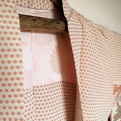  Doublure intérieure du haori en soie rose avec motifs de chrysanthèmes tissés ton sur ton.