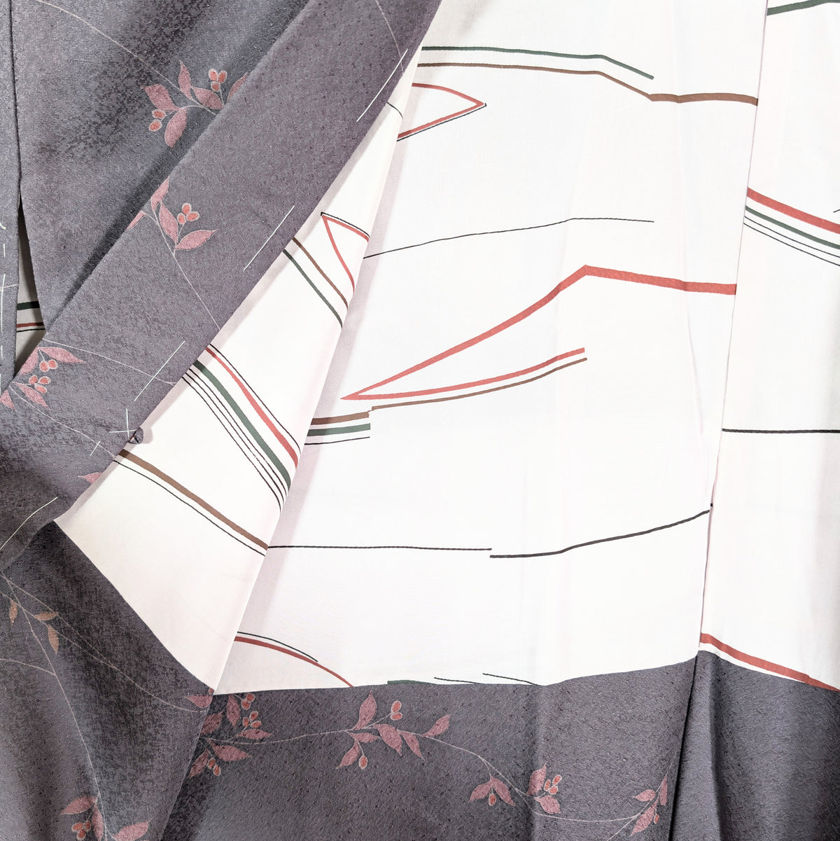 Doublure haura en soie gris très clair du haori japonais, décorée de lignes brunes, vert foncé et rouge