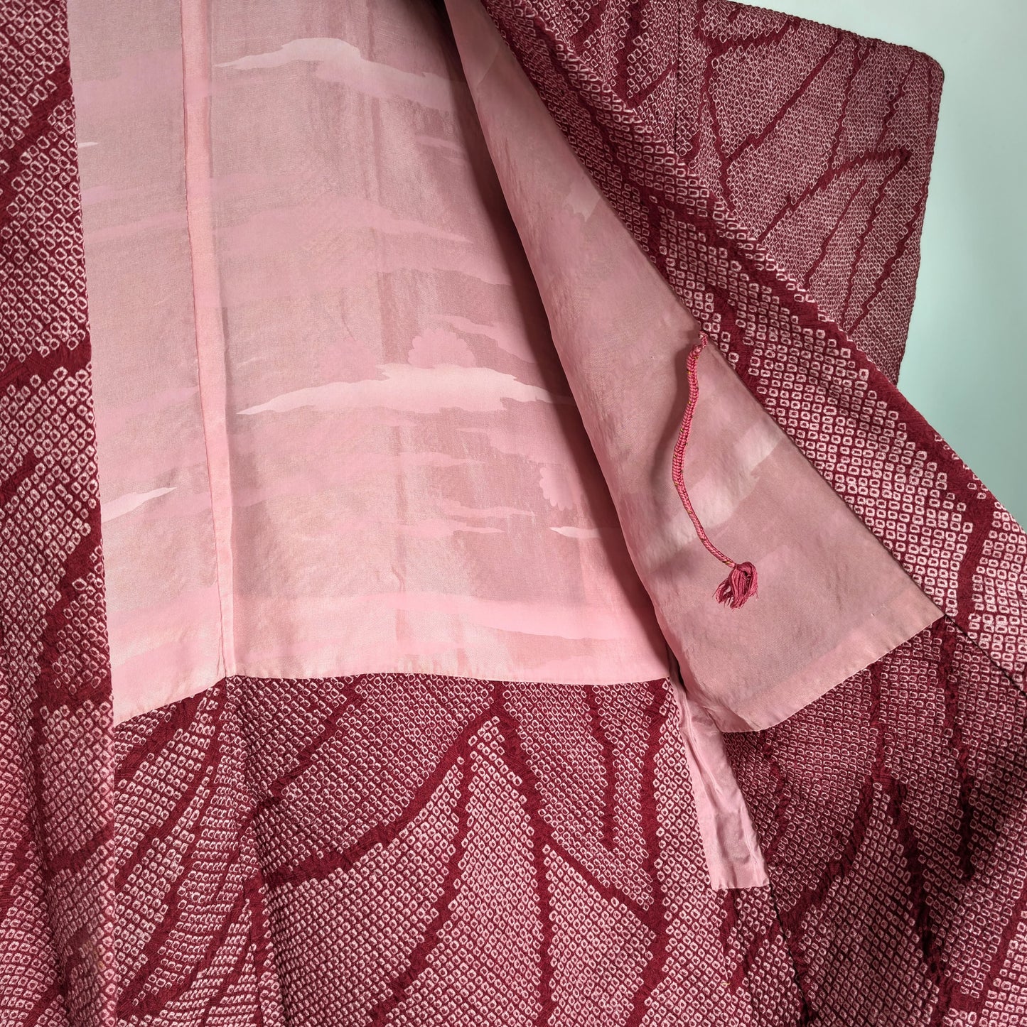 Doublure rose motif nuages type kasumi (霞) et cordon himo d’attache intérieur d’un haori japonais en soie.