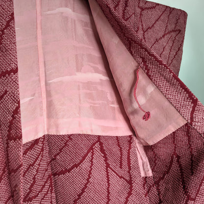 Doublure rose motif nuages type kasumi (霞) et cordon himo d’attache intérieur d’un haori japonais en soie.