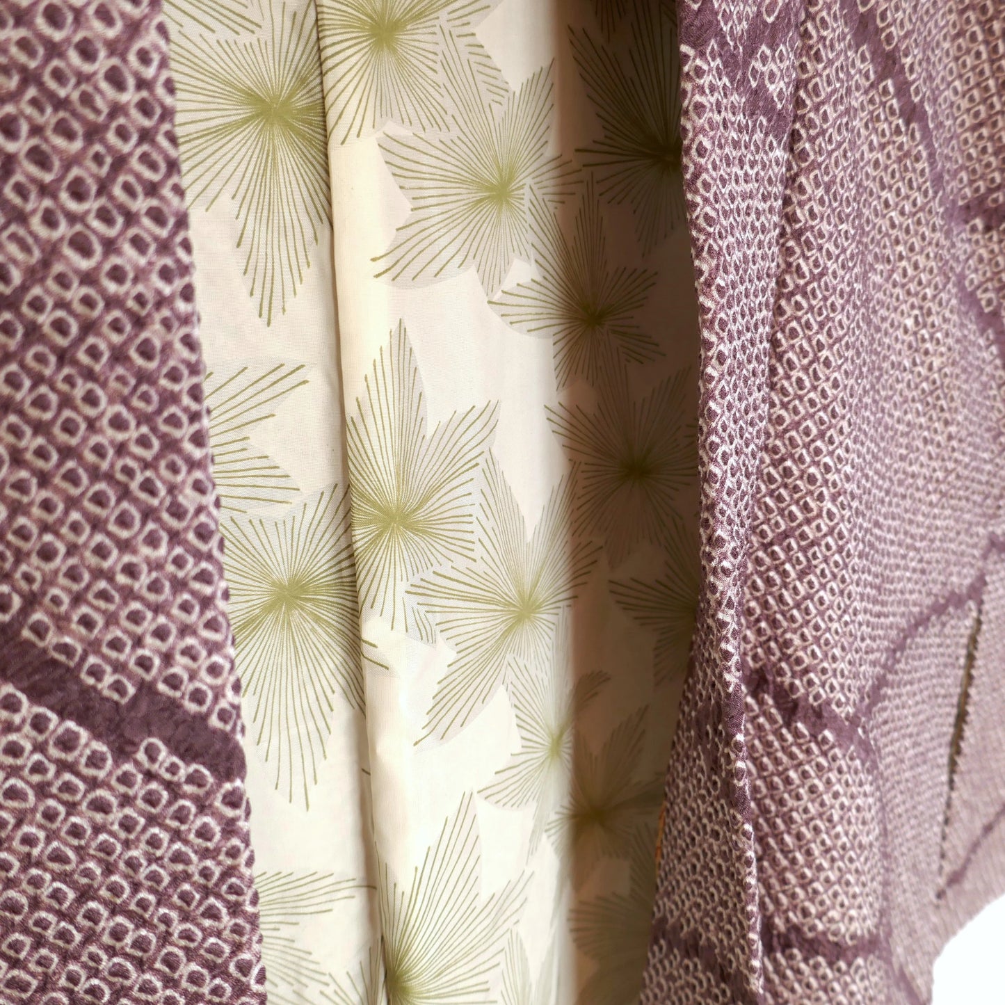 Doublure intérieure en soie d’un haori japonais vintage, motif momiji stylisé en vert pâle