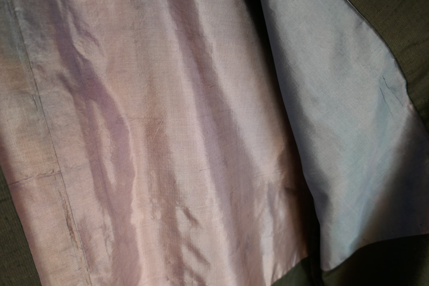 Doublure en soie mauve aux reflets bleus et rosés d’une veste kimono japonaise traditionnelle pour homme