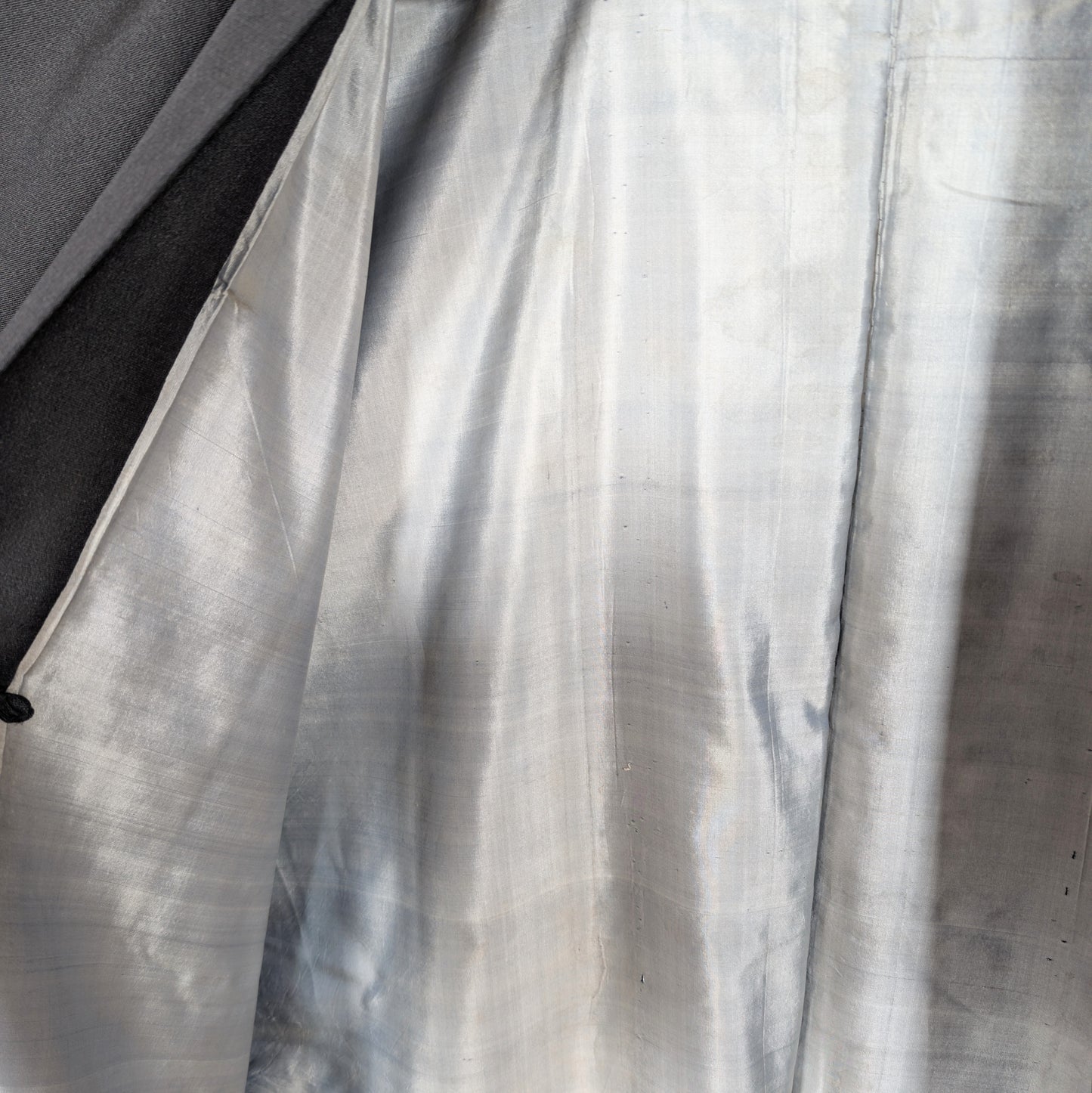 Détail de la doublure en soie grise d’un haori japonais homme, traces du temps et patine textile ancienne