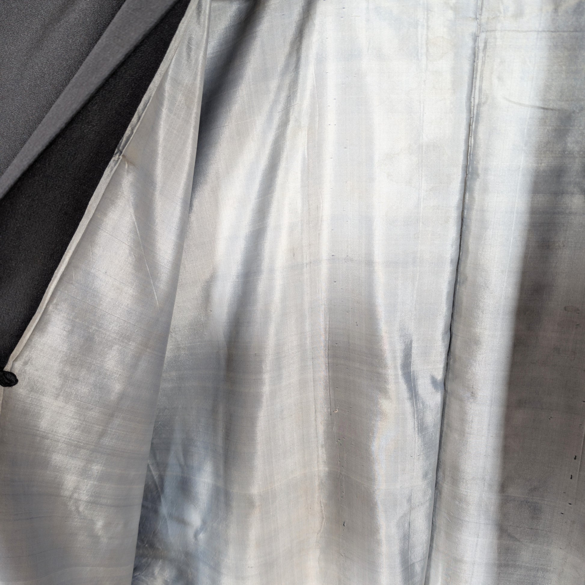 Détail de la doublure en soie grise d’un haori japonais homme, traces du temps et patine textile ancienne